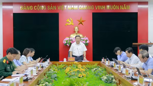 Phó Chủ tịch Ủy ban nhân dân tỉnh Phú Thọ Phan Trọng Tấn phát biểu tại hội nghị. (Ảnh: LÊ HOÀNG)