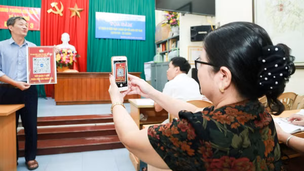 Người dân phường Hạc Thành, tỉnh Thanh Hóa đóng góp ý kiến qua quét mã QR. (Ảnh: BÙI THÁI BÌNH)