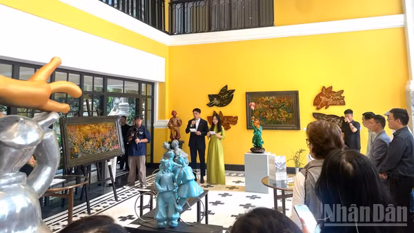 Khai mạc triển lãm "Trên núi-Dưới đồi" tại MGallery Collection. (Ảnh: NGỌC LIÊN)