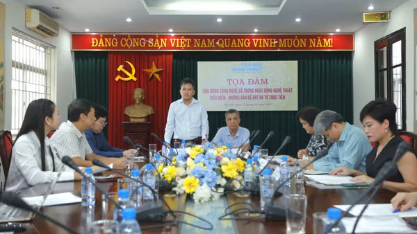 Tổng Biên tập Tạp chí Văn hóa Nghệ thuật Hoàng Hà phát biểu. (Ảnh: Ban tổ chức cung cấp)