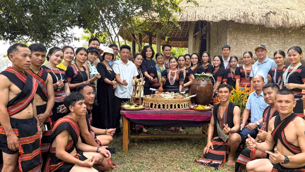 Đoàn nghệ nhân, diễn viên và già làng uy tín tham gia tái hiện lễ hội "Ăn mừng lúa mới". (Ảnh: Ban tổ chức cung cấp).