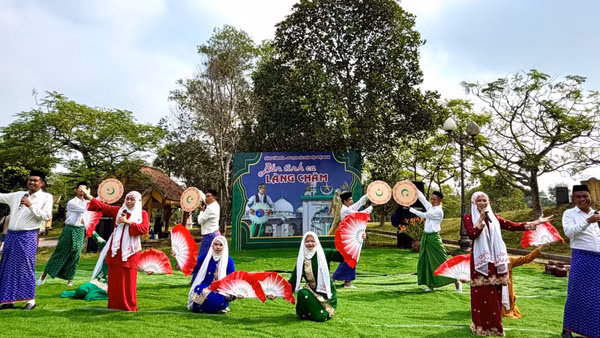 Giao lưu văn nghệ “Bản tình ca làng Chăm” tại Làng Văn hóa-Du lịch các dân tộc Việt Nam. (Ảnh: Ban tổ chức cung cấp)