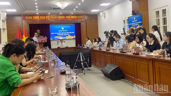 Quang cảnh cuộc họp báo. (Ảnh: NGỌC LIÊN) 