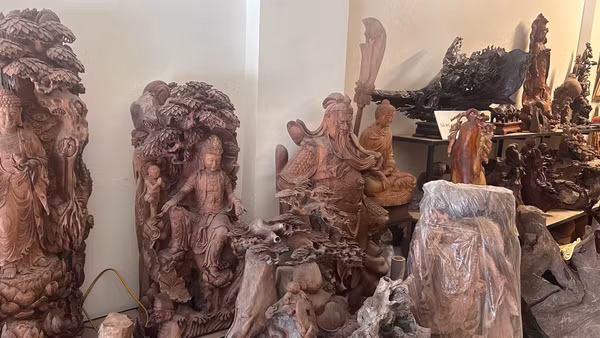 Sản phẩm điêu khắc gỗ mỹ nghệ làng nghề Thiết Úng, xã Thư Lâm, thành phố Hà Nội. (Ảnh: VÂN KHÁNH) 