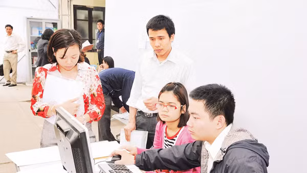 Hướng dẫn hộ kinh doanh kê khai thuế tại Thuế thành phố Hà Nội. Ảnh: Hải Nam 