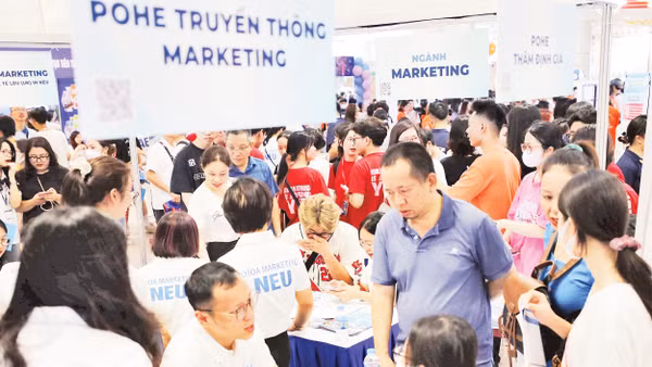 Các hoạt động tư vấn tuyển sinh năm 2026 thu hút sự quan tâm của học sinh và phụ huynh. 