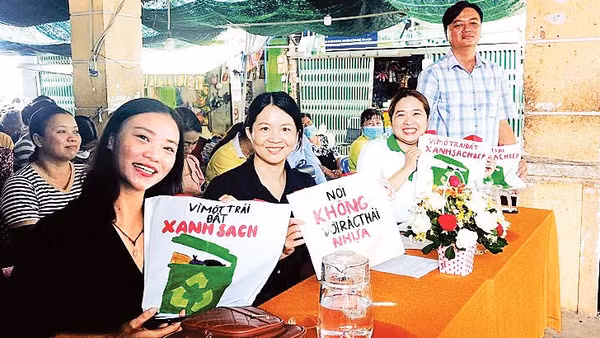 Những chiếc túi tái chế của Tổ may Xanh. 