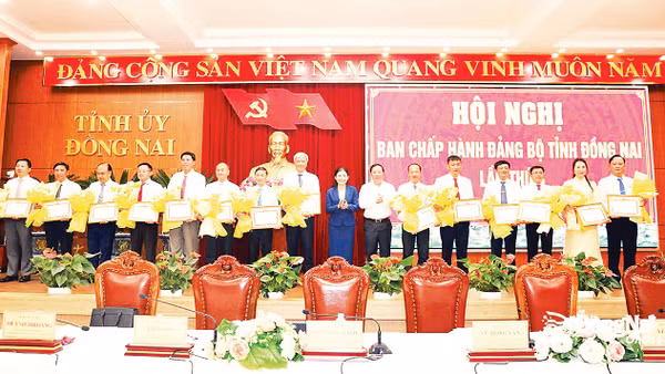Lãnh đạo tỉnh Đồng Nai khen thưởng các Đảng bộ trực thuộc tỉnh hoàn thành xuất sắc nhiệm vụ năm 2025. Ảnh: Huy Anh 