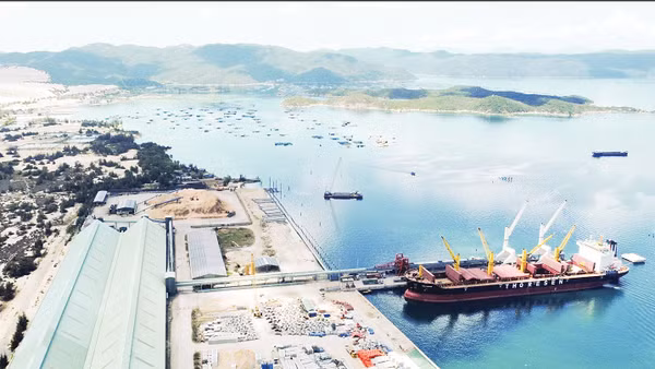Vịnh Vân Phong hội đủ điều kiện để hình thành trung tâm dự trữ và trung chuyển năng lượng quy mô lớn. Ảnh: Bùi Hoàng 