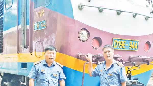 Anh Phạm Quang Thành (trái) và anh Đinh Đức Huy luôn nỗ lực cho những chuyến tàu an toàn. 