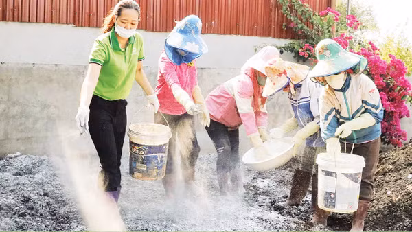 Hướng dẫn bà con ủ vỏ cà-phê. Ảnh: Bùi Hà
