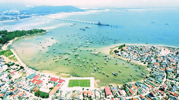 Vùng biển Nghi Sơn thuận lợi để xây dựng kho dự trữ dầu thô quốc gia . Ảnh: Lê Dương 