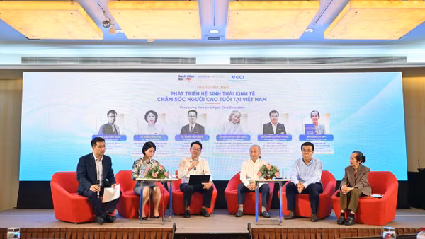 Tại Diễn đàn Kinh tế Chăm sóc và Phát triển ngành Chăm sóc người cao tuổi tại Việt Nam, các chuyên gia đã thảo luận sôi nổi về lĩnh vực đang lên này. Ảnh: VCCI-HCM