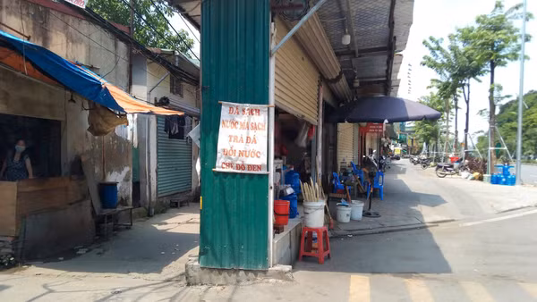 Dãy nhà siêu mỏng hai mặt tiền trên phố Định Công (Hà Nội) có vị trí đắc địa cho kinh doanh, nhưng cũng ảnh hưởng mỹ quan đô thị. Ảnh: DIÊN KHÁNH