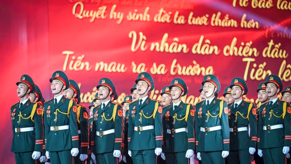 Khoảnh khắc mãnh liệt, khi hàng chục nghìn con người cùng hòa chung giọng hát Quốc ca. Ảnh: Thành Đạt