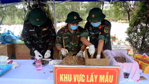 Bộ Chỉ huy Quân sự tỉnh Thanh Hóa đã hoàn thành việc khai quật, lấy mẫu sinh phẩm và bàn giao mẫu hài cốt liệt sĩ tại Nghĩa trang Liệt sĩ Hàm Rồng. Nguồn: TTXVN