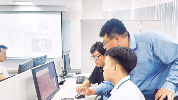 Sinh viên Trường đại học Công nghệ thông tin, Đại học Quốc gia Thành phố Hồ Chí Minh trong giờ thực hành.