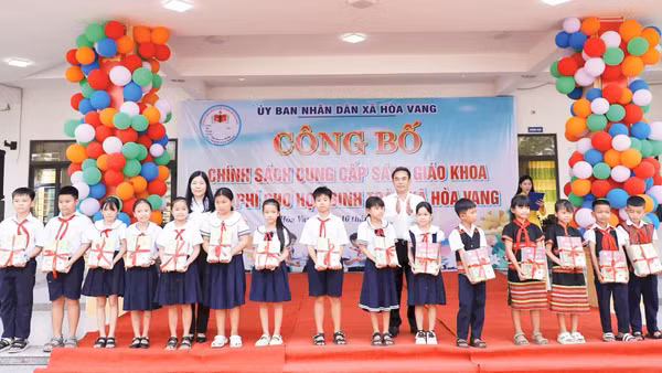 Xã Hòa Vang trao tặng sách giáo khoa cho học sinh.