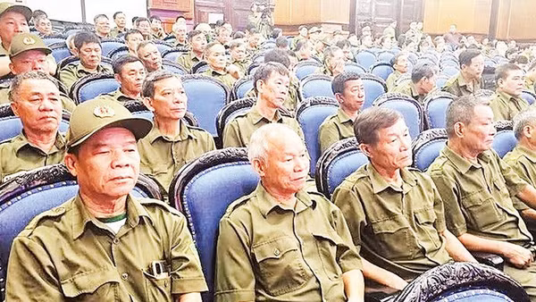 Lực lượng tham gia bảo vệ an ninh, trật tự cơ sở xem các đội thể hiện nội dung thi (Ảnh MAI LUẬN)