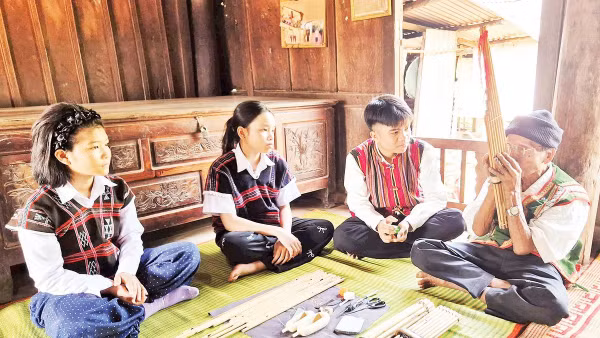 Nghệ nhân Hồ Văn Chôn (ngoài cùng bên phải) truyền dạy cách chế tác khèn bè cho thanh niên trong xã.