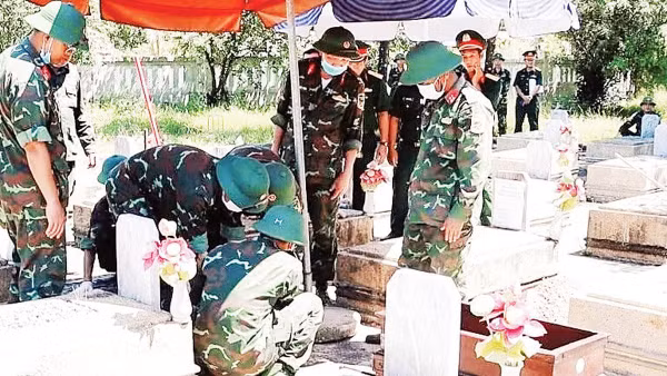 Tổ công tác tiến hành khai quật phần mộ để lấy mẫu hài cốt liệt sĩ tại phường Phong Điền (Ảnh LÊ SÁU)