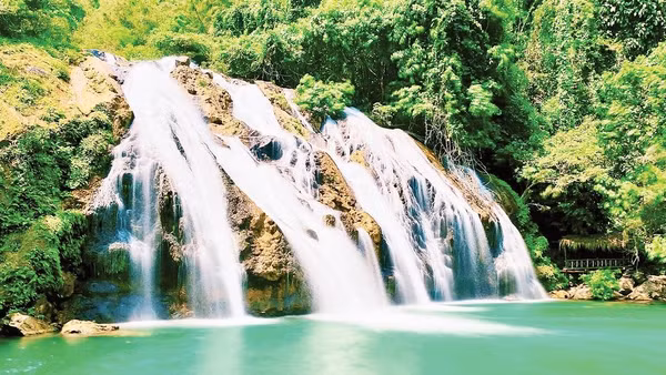 Thác Tà Puồng trong xanh, hùng vĩ giữa núi rừng Trường Sơn.
