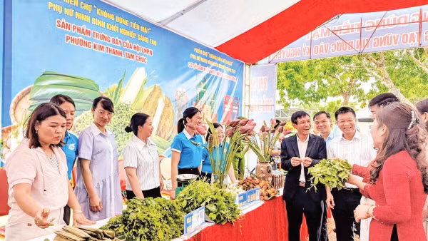 Các gian hàng không dùng tiền mặt do Hội Liên hiệp Phụ nữ xã Nam Xang tổ chức.