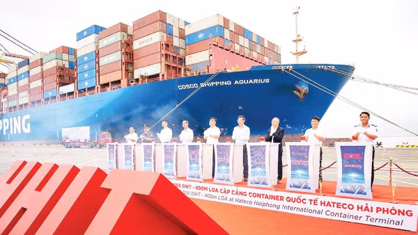 Siêu tàu COSCO SHIPPING AQUARIUS dài 400m, tải trọng 197.087 DWT cập cảng Hateco Hải Phòng.