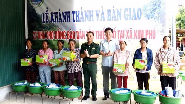 Các đại biểu tặng quà cho các gia đình người Rục, Sách được nhận nhà mới trong dịp này.