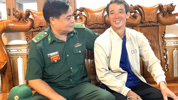 Ngư dân Nguyễn Mạnh Cường trở về nhà an toàn sau 8 giờ mất tích trên biển. (Ảnh: HN)