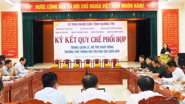 Sở Giáo dục và Đào tạo Quảng Trị tổ chức ký quy chế phối hợp với các đơn vị, địa phương về phối hợp quản lý, hỗ trợ hoạt động các trường phổ thông nội trú liên cấp khu vực biên giới. (Ảnh: HOÀNG PHÚC)