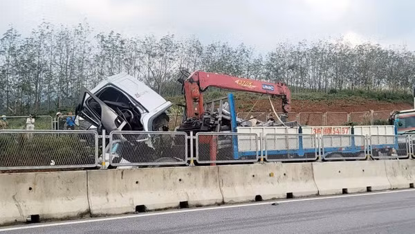 Hiện trường vụ tai nạn sáng 8/12 trên trên cao tốc đoạn qua tỉnh Quảng Trị (Quảng Bình cũ).