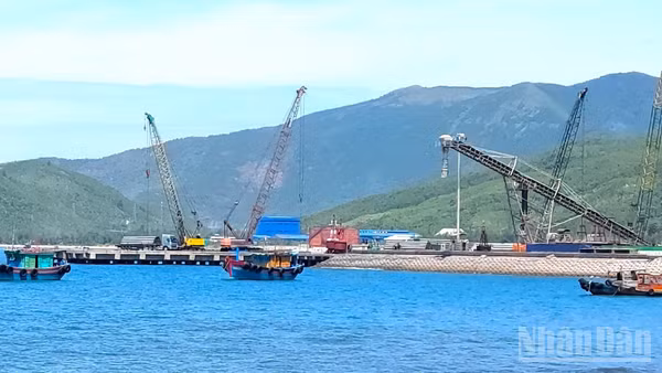 Cầu cảng số 2-bến cảng PTSC Hòn La được xây dựng tiếp giáp phía thượng lưu cầu cảng số 1 hiện nay. (Ảnh: HƯƠNG GIANG)