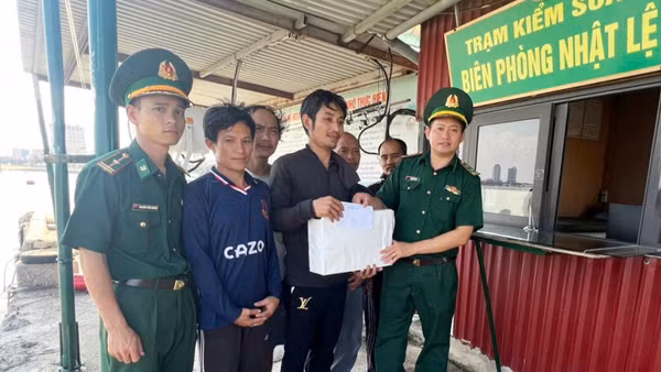 Đồn Biên phòng Nhật Lệ tặng quà, động viên 5 ngư dân tỉnh Nghệ An (Ảnh: AQ)