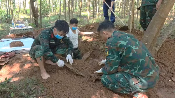 Đội Quy tập 589, Phòng Chính trị, Bộ Chỉ huy Quân sự tỉnh Quảng Trị tìm kiếm, phát hiện và cất bốc 2 hài cốt liệt sĩ tại bản Bãi Dinh, xã Dân Hóa. (Ảnh: CTV)