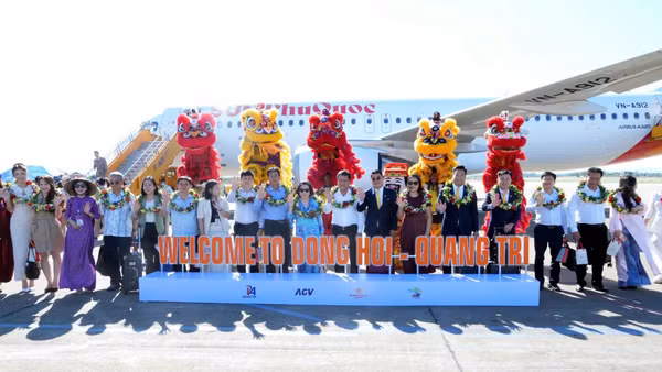 Tỉnh Quảng Trị đón chuyến bay đầu tiên trên đường bay Cam Ranh-Đồng Hới. (Ảnh: HƯƠNG GIANG)
