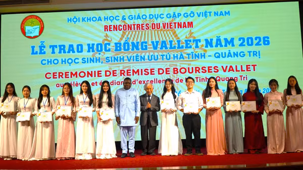Đại diện Hội Khoa học và Giáo dục Gặp gỡ Việt Nam và Quỹ Vallet tại Cộng hòa Pháp trao học bổng cho các em sinh viên ưu tú của 2 tỉnh Quảng Trị và Hà Tĩnh . (Ảnh: HƯƠNG GIANG)