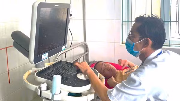 Bác sĩ Bệnh viện đa khoa khu vực Lệ Thủy, tỉnh Quảng Trị siêu âm, kiểm tra sức khỏe cho người dân. (Ảnh: HG)