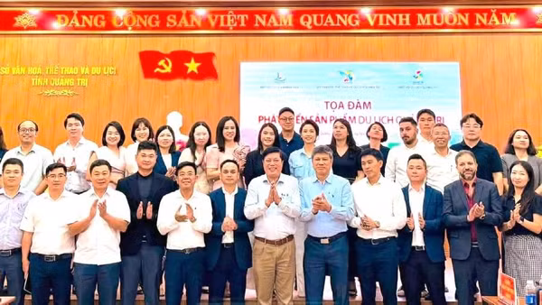 Đại biểu ngành du lịch, doanh nghiệp lữ hành Quảng Trị và Khánh Hòa chụp ảnh lưu niệm tại "Tọa đàm phát triển sản phẩm du lịch Quảng Trị". (Ảnh: DL) 