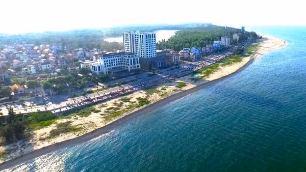 Biển Nhật Lệ nhìn từ trên cao. (Ảnh: HG)