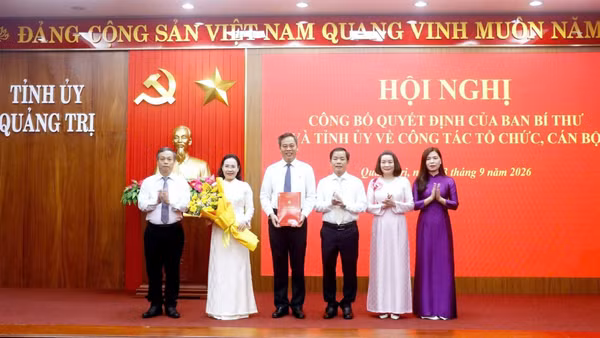 Bí thư Tỉnh ủy Quảng Trị Nguyễn Văn Phương trao quyết định, tặng hoa chúc mừng Ban Thường vụ Đảng ủy Hội đồng nhân dân tỉnh khóa I, nhiệm kỳ 2025-2030. (Ảnh: TG)