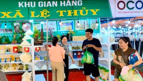 Người dân mua hàng OCOP tại gian hàng của xã Lệ Thủy tại hội chợ thương mại trên địa bàn nhân dịp Quốc khánh 2/9. (Ảnh: HG)