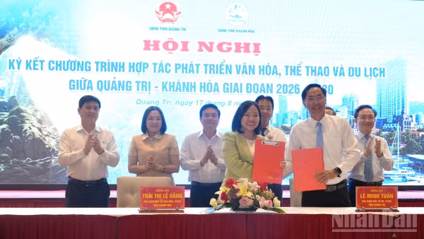 Lãnh đạo Sở Văn hóa Thể thao và Du lịch 2 tỉnh Quảng Trị và Khánh Hòa ký Biên bản hợp tác phát triển văn hóa, thể thao và du lịch giai đoạn 2026-2030. (Ảnh: HƯƠNG GIANG)