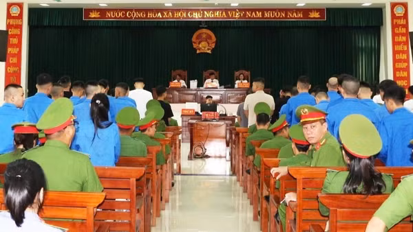 Phiên tòa xét xử 51 bị cáo trong vụ án liên quan ma túy xảy ra tại nhà hàng King Club gây xôn xao dư luận hơn 1 năm trước tại phường Đồng Hới, tỉnh Quảng Trị (Ảnh: HOÀNG PHÚC)