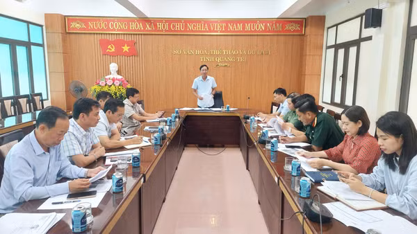 Giám đốc Sở Văn hóa Thể thao và Du lịch Quảng Trị Lê Minh Tuấn phát biểu kết luận Hội nghị triển khai kế hoạch Chương trình đi bộ “Cùng Việt Nam tiến bước” năm 2026. (Ảnh: HƯƠNG GIANG)