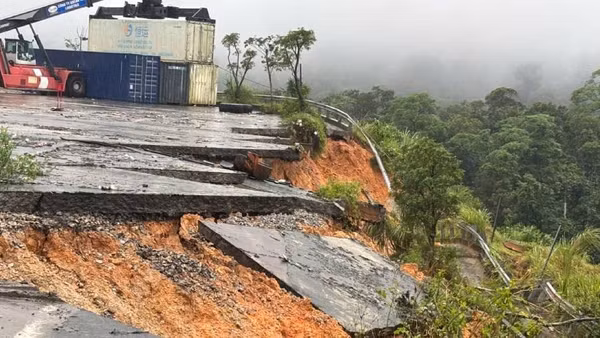 Đoạn bờ kè khu vực kiểm hóa cửa khẩu quốc tế Cha Lo, tỉnh Quảng Trị sạt lở. (Ảnh: DH)