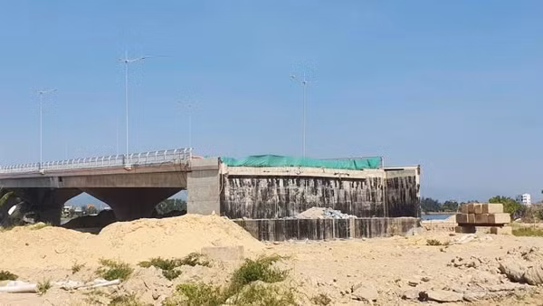 Đường đầu cầu Nhật Lệ 3 phía đông ở Bảo Ninh chưa thể thi công do vướng mặt bằng.