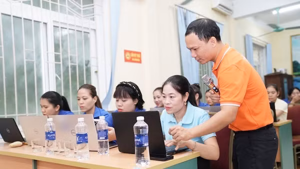 Tập huấn về chuyển đổi số cho cán bộ, đoàn viên xã Tuyên Lâm, tỉnh Quảng Trị. (Ảnh: HG)
