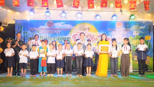 Lãnh đạo tỉnh Quảng Trị và các đại biểu tặng quà cho các em học và trường học ở Hóa Sơn. (Ảnh: HG)