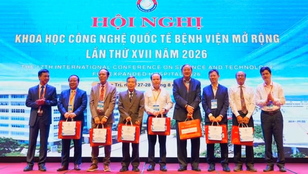 Ban tổ chức tặng quà cho các đại biểu tham dự hội nghị. (Ảnh: HƯƠNG GIANG)